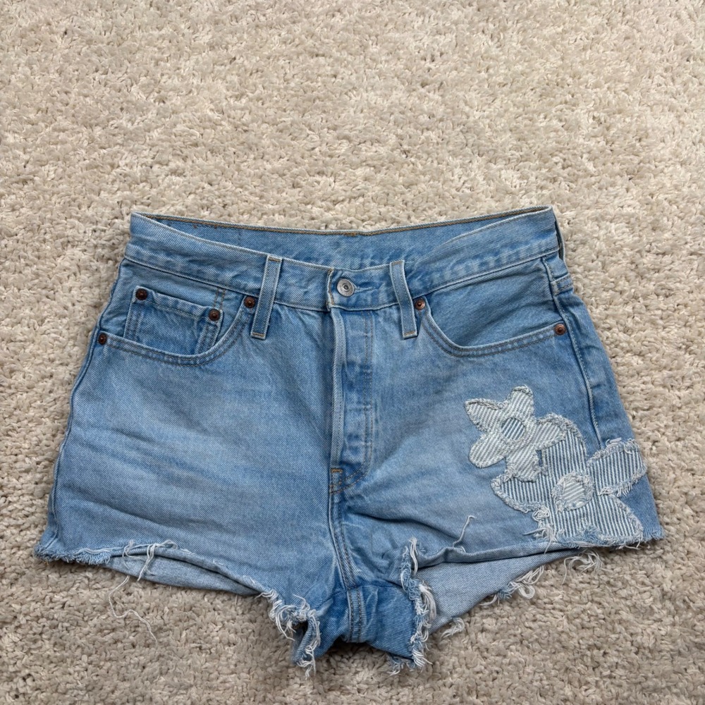 Levis 501 Denim Shorts Womens Light Wash Distressed Flower Patch‎ Cutoff Size XX